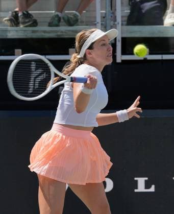 TENNIS 2025: Credit One Charleston Open APRIL 03 April 3, 2025: Danielle Collins (USA) defeated Jelena Ostapenko (LAT) 7-5, 6-3 at the Credit One Charleston Open being played at Credit One Staduim in Charleston, South Carolina USA Ã‚ÂLeslie Billman Tennisclix (Credit Image: Â Leslie Billman Cal Media) Charleston South Carolina USA EDITORIAL USE ONLY Copyright: xx ZUMA-20250403_zma_c04_056.jpg LesliexBillmanx csmphotothree372432