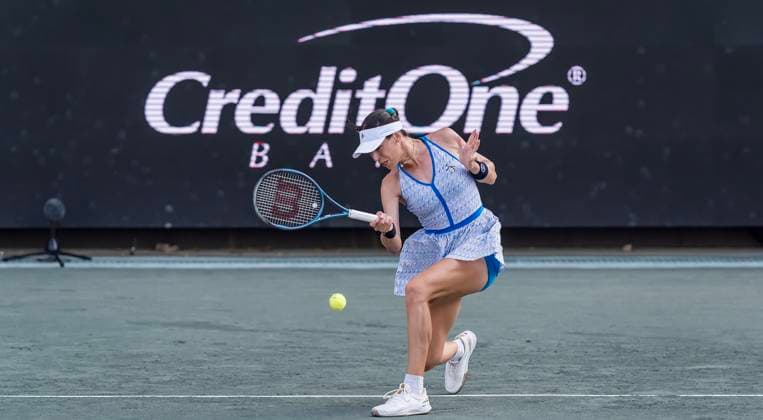 April 3, 2025, Daniel Island, Sc, USA: AJLA TOMLJANOVIC (AUS) returns a rally to Jessica Pegula (4) (USA) in their 3rd round match at the Credit One Charleston Open in Daniel Island, SC. Daniel Island USA - ZUMAa161 20250403_aaa_a161_176 Copyright: xWalterxG.xArcexSr.x