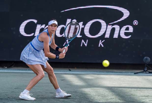 April 3, 2025, Daniel Island, Sc, USA: AJLA TOMLJANOVIC (AUS) returns a rally to Jessica Pegula (4) (USA) in their 3rd round match at the Credit One Charleston Open in Daniel Island, SC. Daniel Island USA - ZUMAa161 20250403_aaa_a161_180 Copyright: xWalterxG.xArcexSr.x
