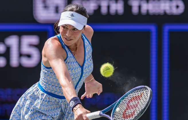 April 3, 2025, Daniel Island, Sc, USA: AJLA TOMLJANOVIC (AUS) returns a rally to Jessica Pegula (4) (USA) in their 3rd round match at the Credit One Charleston Open in Daniel Island, SC. Daniel Island USA - ZUMAa161 20250403_aaa_a161_188 Copyright: xWalterxG.xArcexSr.x