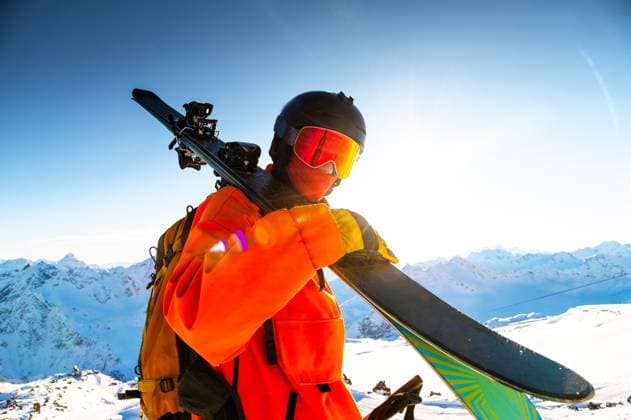 Porträt eines jungen Mannes mit Skiern im Schnee im Skigebiet. Glücklicher Tourist, der sich an einem sonnigen Tag auf dem Gipfel eines Berges entspannt Porträt eines jungen Mannes mit Skiern im Schnee im Skigebiet. Glücklicher Tourist, der sich an einem sonnigen Tag auf dem Gipfel eines Berges entspannt (License=RF) 23154992 ,model released, Symbolfoto Copyright: xZoonar.com IanxIankovskiix 23154992 ,model released, Symbolfoto ,property released