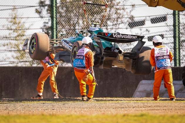 F1 - JAPANESE GRAND PRIX 2025 14 ALONSO Fernando (spa), Aston Martin F1 Team AMR25, crash, accident, marshall, commissaire de piste, marshal, marshalls, marshals during the Formula 1 Lenovo Japanese Grand Prix 2025, 3rd round of the 2025 FIA Formula One World Championship, WM, Weltmeisterschaft from April 4 to 6, 2025 on the Suzuka Circuit, in Suzuka, Japan - SuzukaJapan Copyright: xEricxAlonsox