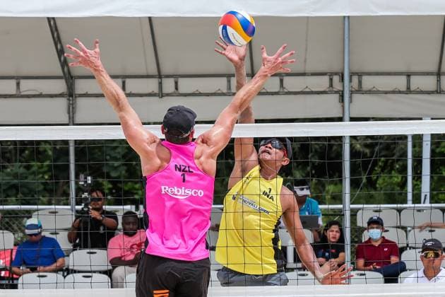 (250404) -- LAGUNA PROVINCE, April 4, 2025 -- Bradley Fuller (L) of New Zealand competes against Bintang Akbar of Indonesia during the men s round of 16 match between Bintang Akbar Sofyan Rachman Efendi of Indonesia and Bradley Fuller Ben O Dea of New Zealand in the AVC Beach volleyball, Beachvolleyball Tour 2nd Nuvali Open in Laguna Province, the Philippines, April 4, 2025. ) (SP)PHILIPPINES-LAGUNA PROVINCE-BEACH VOLLEYBALL-TOUR-2ND NUVALI OPEN-MEN RouellexUmali 