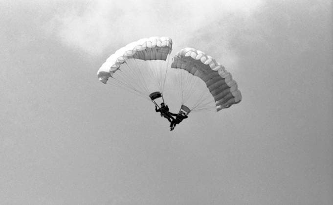 Archivbilder der Woche SPORT KW14 Moscow, USSR. Parachutists of the Central Aeroclub perform a group jump during a demonstration performance at the Tushino airfield as part of the USSR Air Fleet Day celebrations. Oleg Buldakov TASS  60647561