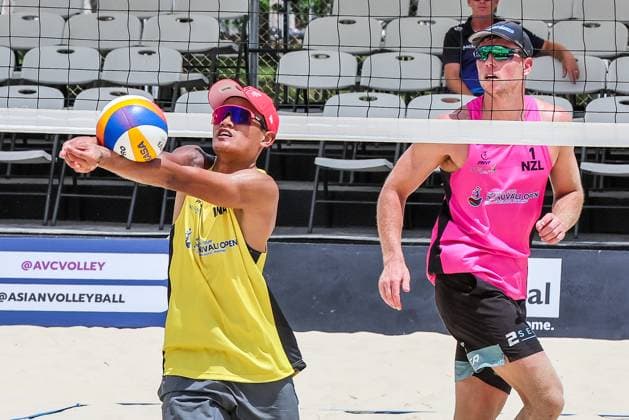 (250404) -- LAGUNA PROVINCE, April 4, 2025 -- Bintang Akbar (L) of Indonesia competes against Bradley Fuller of New Zealand during the men s round of 16 match between Bintang Akbar Sofyan Rachman Efendi of Indonesia and Bradley Fuller Ben O Dea of New Zealand in the AVC Beach volleyball, Beachvolleyball Tour 2nd Nuvali Open in Laguna Province, the Philippines, April 4, 2025. ) (SP)PHILIPPINES-LAGUNA PROVINCE-BEACH VOLLEYBALL-TOUR-2ND NUVALI OPEN-MEN RouellexUmali 