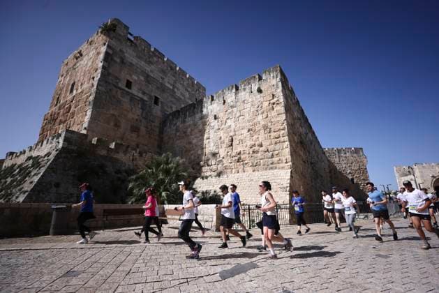 Bilder des Jahres 2025, Sport 04 April Sport Bilder des Tages (250404) -- JERUSALEM, April 4, 2025 -- Runners take part in the 2025 Jerusalem Marathon in Jerusalem, April 4, 2025. (Photo by Xinhua) (SP)MIDEAST-JERUSALEM-MARATHON JamalxAwad 