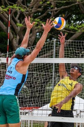 (250404) -- LAGUNA PROVINCE, April 4, 2025 -- D Artagnan Potts (L) of Australia competes against Yosi Firnanda of Indonesia during the men s round of 16 match between D Artagnan Potts Jack Pearse of Australia and Danangsyah Pribadi Yosi Firnanda of Indonesia in the AVC Beach volleyball, Beachvolleyball Tour 2nd Nuvali Open in Laguna Province, the Philippines, April 4, 2025. ) (SP)PHILIPPINES-LAGUNA PROVINCE-BEACH VOLLEYBALL-TOUR-2ND NUVALI OPEN-MEN ROUELLExUMALI 