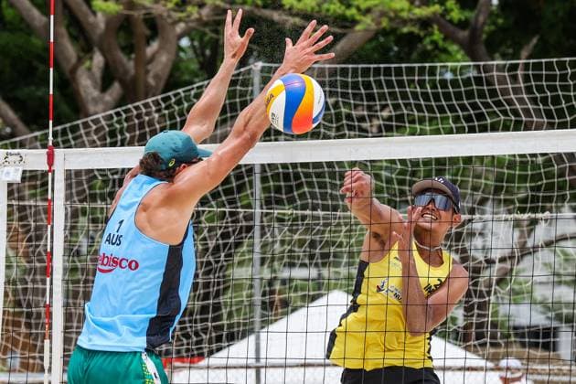(250404) -- LAGUNA PROVINCE, April 4, 2025 -- D Artagnan Potts (L) of Australia competes against Yosi Firnanda of Indonesia during the men s round of 16 match between D Artagnan Potts Jack Pearse of Australia and Danangsyah Pribadi Yosi Firnanda of Indonesia in the AVC Beach volleyball, Beachvolleyball Tour 2nd Nuvali Open in Laguna Province, the Philippines, April 4, 2025. ) (SP)PHILIPPINES-LAGUNA PROVINCE-BEACH VOLLEYBALL-TOUR-2ND NUVALI OPEN-MEN ROUELLExUMALI 