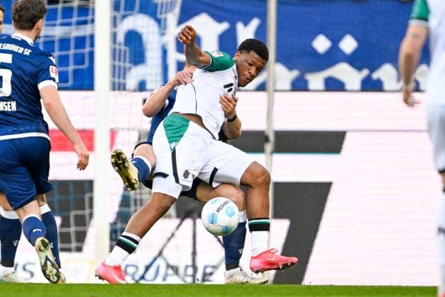 2 Bundesliga Karlsruher SC Hannover 06 on 04 05 2025 at BBBank Wildpark in Karlsruhe Jessic Ngankam Hannover 96 in a duel against Marcel Beifus Karlsruhe MT