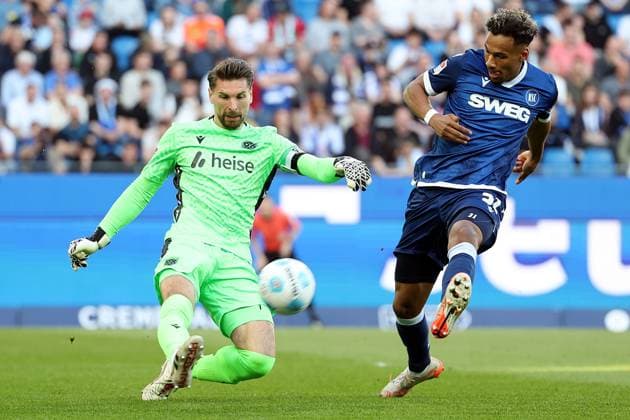 04 04 2025, xrekx, Fußball 2 Bundesliga, Karlsruher SC Hannover 96 v l Ron Robert Zieler Hannover 96 BambasÃ ContÃ Karlsruher SC Zweikampf, Aktion, action, battle for the ball DFL DFB REGULATIONS PROHIBIT ANY USE OF PHOTOGRAPHS as IMAGE SEQUENCES and or QUASI VIDEO Karlsruhe