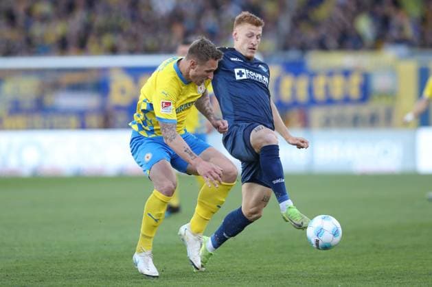 04 04 2025, xtgx, Football 2 Bundesliga, Eintracht Braunschweig SC Paderborn 07 emspor, v l Robin Krausse Krauße, Braunschweig, 39 , Laurin Curda Paderborn, 17 duel, duel, fight, tackle DFL DFB REGULATIONS PROHIBIT ANY USE OF PHOTOGRAPHS as IMAGE SEQUENCES and or QUASI VIDEO Braunschweig