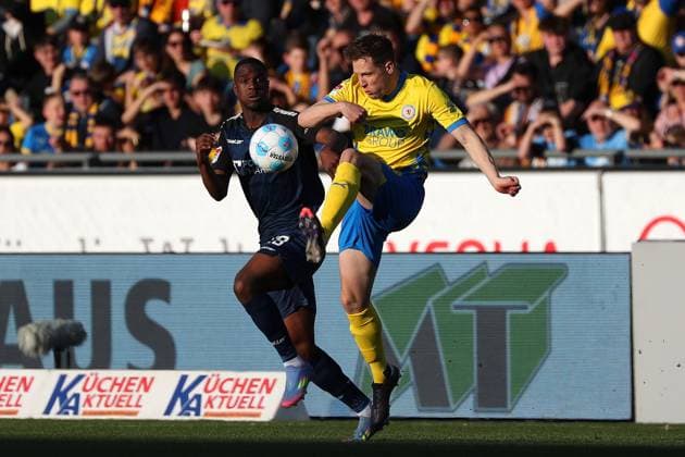 Braunschweig vs Paderborn, 2 BL Braunschweig, 04 04 2025, FOOTBALL Eintracht Braunschweig vs SC Paderborn 07, 2 BL, Season 2024 25 Ilyas Ansah SC Paderborn , Paul Jaeckel Eintracht Braunschweig Braunschweig