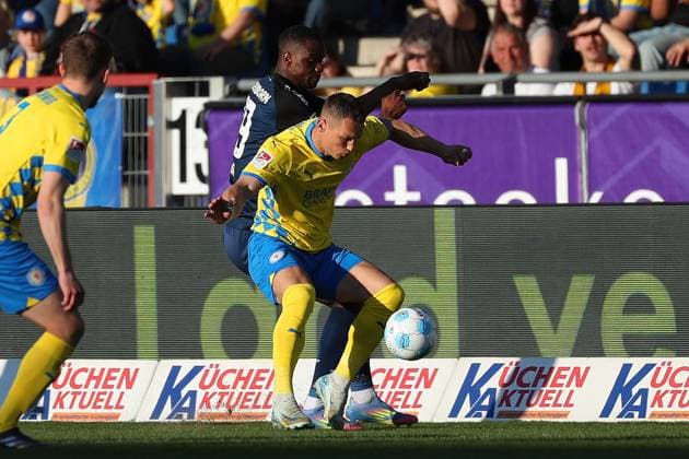 Braunschweig vs Paderborn, 2 BL Braunschweig, 04 04 2025, FOOTBALL Eintracht Braunschweig vs SC Paderborn 07, 2 BL, Season 2024 25 Ilyas Ansah SC Paderborn , Marvin Rittmuˆller Eintracht Braunschweig Braunschweig