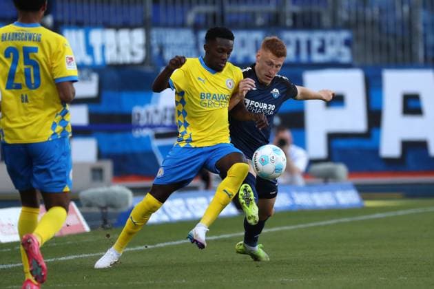 Braunschweig vs Paderborn, 2 BL Braunschweig, 04 04 2025, FOOTBALL Eintracht Braunschweig vs SC Paderborn 07, 2 BL, Season 2024 25 Sanoussy Ba Eintracht Braunschweig , Laurin Curda SC Paderborn Braunschweig