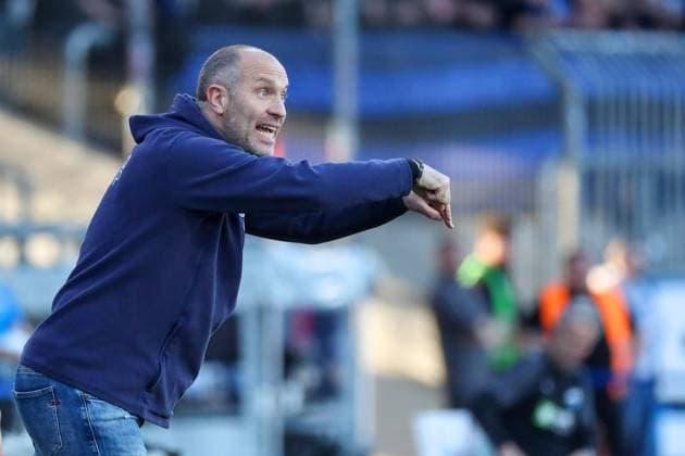 Braunschweig vs Paderborn, 2 BL Braunschweig, 04 04 2025, FOOTBALL Eintracht Braunschweig vs SC Paderborn 07, 2 BL, Season 2024 25 Head coach Daniel Scherning Eintracht Braunschweig , loudly on the sideline, gesticulating Braunschweig