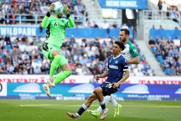 04 04 2025, xrekx, Soccer 2 Bundesliga, Karlsruher SC Hannover 96 v l Ron Robert Zieler Hannover 96 Louey Ben Farhat Karlsruher SC Boris Tomiak Hannover 96 DFL DFB REGULATIONS PROHIBIT ANY USE OF PHOTOGRAPHS as IMAGE SEQUENCES and or QUASI VIDEO Karlsruhe