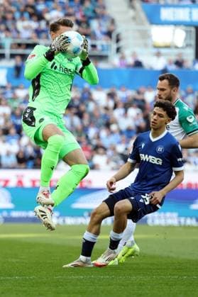 04 04 2025, xrekx, Soccer 2 Bundesliga, Karlsruher SC Hannover 96 v l Ron Robert Zieler Hannover 96 Louey Ben Farhat Karlsruher SC Boris Tomiak Hannover 96 DFL DFB REGULATIONS PROHIBIT ANY USE OF PHOTOGRAPHS as IMAGE SEQUENCES and or QUASI VIDEO Karlsruhe