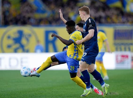 Richmond Tachie Eintracht Braunschweig, 29 with ball GER, Eintracht Braunschweig vs SC Paderborn 07, 2 Bundesliga, 28 Matchday, Season 2024 2025, 04 04 2025 DFL REGULATIONS PROHIBIT ANY USE OF PHOTOGRAPHS AS IMAGE SEQUENCES AND OR QUASI VIDEO GER, Eintracht Braunschweig vs SC Paderborn 07, 2 Bundesliga, 28 Matchday, Season 2024 2025, 04 04 2025 Braunschweig Copyright: xEibner-Pressefoto ScottxColemanx EP_SCN