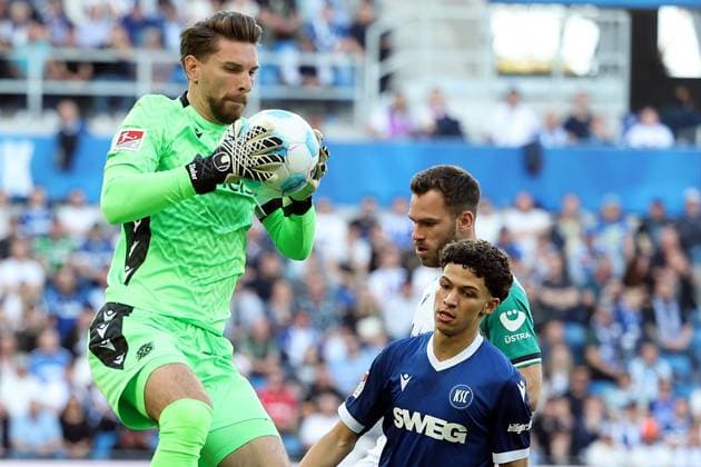 04 04 2025, xrekx, Soccer 2 Bundesliga, Karlsruher SC Hannover 96 v l Ron Robert Zieler Hannover 96 Louey Ben Farhat Karlsruher SC Boris Tomiak Hannover 96 DFL DFB REGULATIONS PROHIBIT ANY USE OF PHOTOGRAPHS as IMAGE SEQUENCES and or QUASI VIDEO Karlsruhe