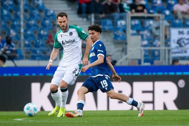 Louey Ben Farhat Karlsruher SC, 19 in duel with Boris Tomiak Hannover 96, 03 , GER, Karlsruher SC KSC vs Hannover 96 H96 , Soccer 2 Bundesliga, 28 Matchday, Season 2024 2025, 04 04 2025 DFB DFL regulations prohibit any use of photographs as image sequences and or quasi video GER, Karlsruher SC KSC vs Hannover 96 H96 , Soccer 2 Bundesliga, 28 Matchday, Season 2024 2025, 04 04 2025 Karlsruhe Copyright: xEibner-Pressefoto Memmlerx EP_MMR
