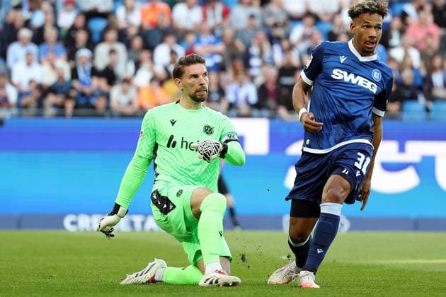 04 04 2025, xrekx, Soccer 2 Bundesliga, Karlsruher SC Hannover 96 v l Ron Robert Zieler Hannover 96 Louey Ben Farhat Karlsruher SC DFL DFB REGULATIONS PROHIBIT ANY USE OF PHOTOGRAPHS as IMAGE SEQUENCES and or QUASI VIDEO Karlsruhe