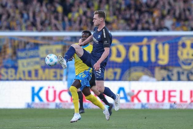 04 04 2025, xtgx, Soccer 2 Bundesliga, Eintracht Braunschweig SC Paderborn 07 emspor, v l Lino Tempelmann Braunschweig, 20 , Arne Schulz Paderborn, 25 duel, duel, fight, tackle DFL DFB REGULATIONS PROHIBIT ANY USE OF PHOTOGRAPHS as IMAGE SEQUENCES and or QUASI VIDEO Braunschweig