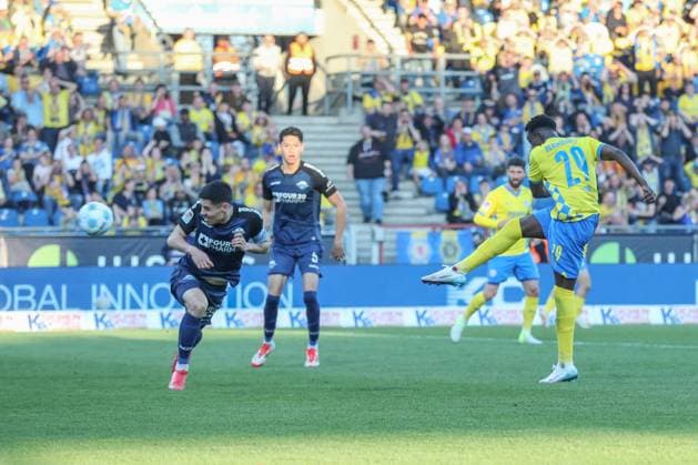 04 04 2025, xtgx, Fußball 2 Bundesliga, Eintracht Braunschweig SC Paderborn 07 emspor, v l Tor zum 1 1 duch Richmond Tachie Braunschweig, 29 DFL DFB REGULATIONS PROHIBIT ANY USE OF PHOTOGRAPHS as IMAGE SEQUENCES and or QUASI VIDEO Braunschweig