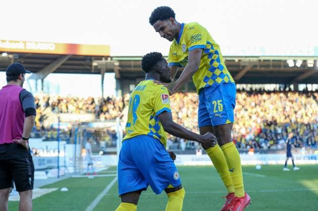 04 04 2025, xtgx, Soccer 2 Bundesliga, Eintracht Braunschweig SC Paderborn 07 emspor, v l jubilation after the 1 1 by Richmond Tachie Braunschweig, 29 DFL DFB REGULATIONS PROHIBIT ANY USE OF PHOTOGRAPHS as IMAGE SEQUENCES and or QUASI VIDEO Braunschweig