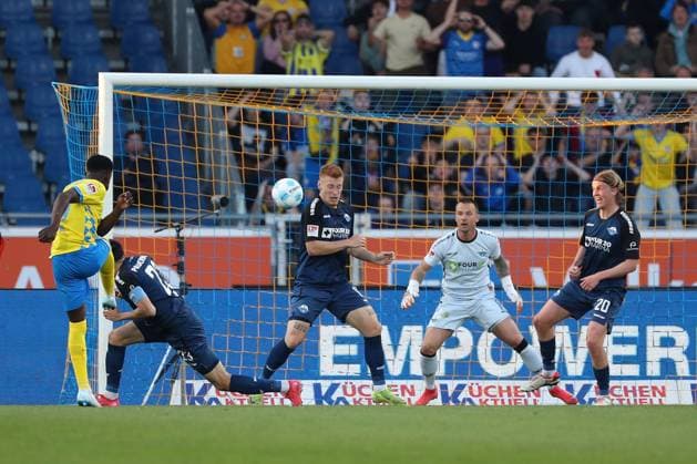 Braunschweig vs Paderborn, 2 BL Braunschweig, 04 04 2025, FOOTBALL Eintracht Braunschweig vs SC Paderborn 07, 2 BL, Season 2024 25 Richmond Tachie Eintracht Braunschweig scores goal to 1 1, Filip Bilbija SC Paderborn , Raphael Obermair SC Paderborn , Goalkeeper Manuel Riemann SC Paderborn , Felix Götze SC Paderborn Braunschweig