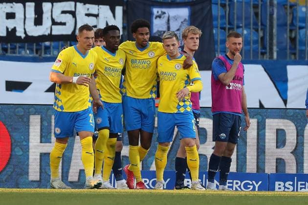 Braunschweig vs Paderborn, 2 BL Braunschweig, 04 04 2025, FOOTBALL Eintracht Braunschweig vs SC Paderborn 07, 2 BL, Season 2024 25 Richmond Tachie Eintracht Braunschweig celebrates with teammates after his goal to make it 1 1 Braunschweig