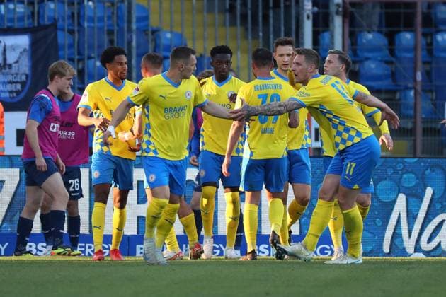 Braunschweig vs Paderborn, 2 BL Braunschweig, 04 04 2025, FOOTBALL Eintracht Braunschweig vs SC Paderborn 07, 2 BL, Season 2024 25 Richmond Tachie Eintracht Braunschweig celebrates with teammates after his goal to make it 1 1 Braunschweig