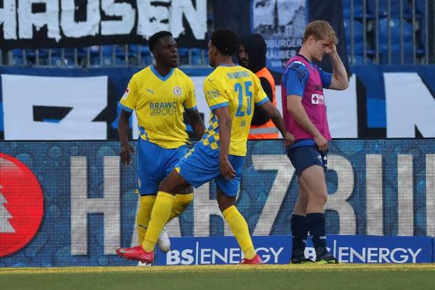 Braunschweig vs Paderborn, 2 BL Braunschweig, 04 04 2025, FOOTBALL Eintracht Braunschweig vs SC Paderborn 07, 2 BL, Season 2024 25 Richmond Tachie Eintracht Braunschweig celebrates with Sanoussy Ba Eintracht Braunschweig after his goal for 1 1 Braunschweig