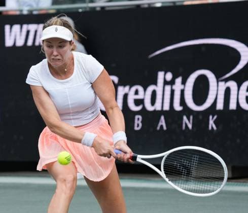 TENNIS 2025: Credit One Charleston Open APRIL 04 April 4, 2025: Danielle Collins (USA) loses to Jessica Pegula (USA) 1-6, 6-3, 6-0, at the Credit One Charleston Open being played at Credit One Staduim in Charleston, South Carolina, {USA} Ã‚ÂLeslie Billman Tennisclix (Credit Image: Â Leslie Billman Cal Media) Charleston South Carolina USA EDITORIAL USE ONLY Copyright: xx ZUMA-20250404_zma_c04_015.jpg LesliexBillmanx csmphotothree372605