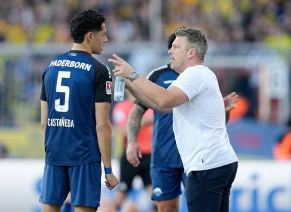 Lukas Kwasnio Head Coach, SC Paderborn 07 Talks with Santiago Castaneda SC Paderborn 07, 5 GER, Eintracht Braunschweig vs SC Paderborn 07, 2 Bundesliga, Matchday 28, Season 2024 2025, 04 04 2025 DFL REGULATES PROHIBIT ANY USE OF PHOTOGRAPHS AS IMAGE SEQUENCES AND OR QUASI VIDEO GER, Eintracht Braunschweig vs SC Paderborn 07, 2 Bundesliga, Matchday 28, Season 2024 2025, 04 04 2025 Braunschweig Copyright: xEibner-Pressefoto ScottxColemanx EP_SCN