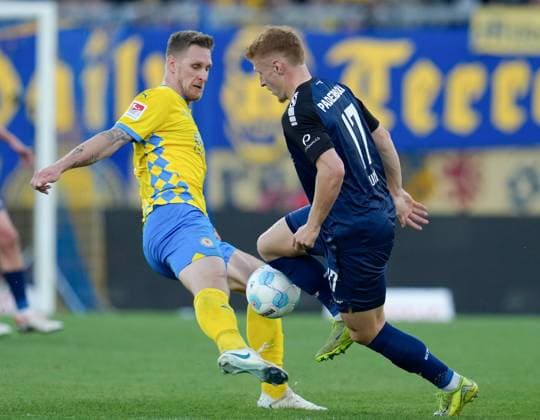 Levente Szabo Eintracht Braunschweig, 11 vs Laurin Curda SC Paderborn 07, 17 GER, Eintracht Braunschweig vs SC Paderborn 07, 2 Bundesliga, Matchday 28, Season 2024 2025, 04 04 2025 DFL REGULATES PROHIBIT ANY USE OF PHOTOGRAPHS AS IMAGE SEQUENCES AND OR QUASI VIDEO GER, Eintracht Braunschweig vs SC Paderborn 07, 2 Bundesliga, 28 Matchday, Season 2024 2025, 04 04 2025 Braunschweig Copyright: xEibner-Pressefoto ScottxColemanx EP_SCN