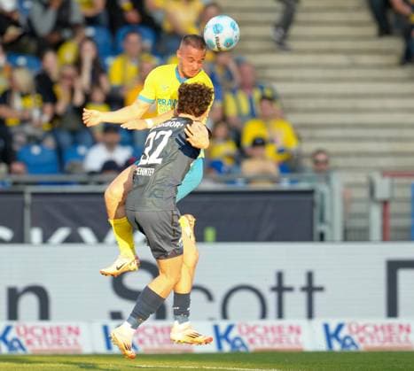 Marvin Rittmueller Eintracht Braunschweig, 18 vs Aaron Zehnter SC Paderborn 07, 32 GER, Eintracht Braunschweig vs SC Paderborn 07, 2 Bundesliga, Matchday 28, Season 2024 2025, 04 04 2025 DFL REGULATIONS PROHIBIT ANY USE OF PHOTOGRAPHS AS IMAGE SEQUENCES AND OR QUASI VIDEO GER, Eintracht Braunschweig vs SC Paderborn 07, 2 Bundesliga, Matchday 28, Season 2024 2025, 04 04 2025 Braunschweig Copyright: xEibner-Pressefoto ScottxColemanx EP_SCN