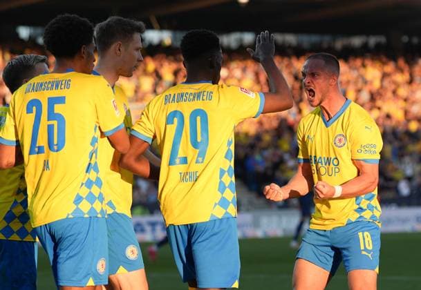 Eintracht Braunschweig cheering after the goal to 1 1 GER, Eintracht Braunschweig vs SC Paderborn 07, 2 Bundesliga, Matchday 28, Season 2024 2025, 04 04 2025 DFL REGULATIONS PROHIBIT ANY USE OF PHOTOGRAPHS AS IMAGE SEQUENCES AND OR QUASI VIDEO GER, Eintracht Braunschweig vs SC Paderborn 07, 2 Bundesliga, Matchday 28, Season 2024 2025, 04 04 2025 Braunschweig Copyright: xEibner-Pressefoto ScottxColemanx EP_SCN