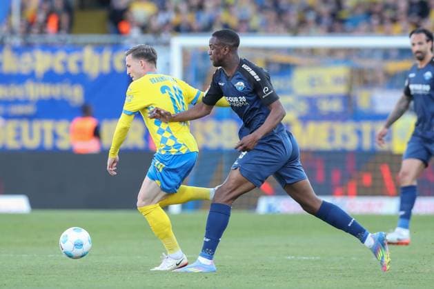 04 04 2025, xtgx, Soccer 2 Bundesliga, Eintracht Braunschweig SC Paderborn 07 emspor, v l Lino Tempelmann Braunschweig, 20 , Ilyas Ansah Paderborn, 29 duel, fight, tackle DFL DFB REGULATIONS PROHIBIT ANY USE OF PHOTOGRAPHS as IMAGE SEQUENCES and or QUASI VIDEO Braunschweig