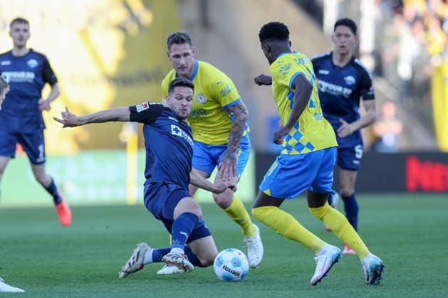 04 04 2025, xtgx, Soccer 2 Bundesliga, Eintracht Braunschweig SC Paderborn 07 emspor, v l Marcel Hoffmeier Paderborn, 33 , Richmond Tachie Braunschweig, 29 duel, duel, fight, tackle DFL DFB REGULATIONS PROHIBIT ANY USE OF PHOTOGRAPHS as IMAGE SEQUENCES and or QUASI VIDEO Braunschweig