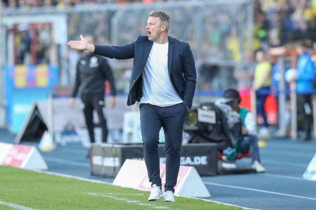 04 04 2025, xtgx, Fußball 2 Bundesliga, Eintracht Braunschweig SC Paderborn 07 emspor, v l Lukas Kwasniok Paderborn, Trainer gibt Anweisungen, gestikuliert mit den Armen, gesticulate, gives instructions DFL DFB REGULATIONS PROHIBIT ANY USE OF PHOTOGRAPHS as IMAGE SEQUENCES and or QUASI VIDEO Braunschweig