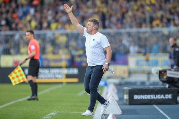 04 04 2025, xtgx, Fußball 2 Bundesliga, Eintracht Braunschweig SC Paderborn 07 emspor, v l Lukas Kwasniok Paderborn, Trainer gibt Anweisungen, gestikuliert mit den Armen, gesticulate, gives instructions DFL DFB REGULATIONS PROHIBIT ANY USE OF PHOTOGRAPHS as IMAGE SEQUENCES and or QUASI VIDEO Braunschweig