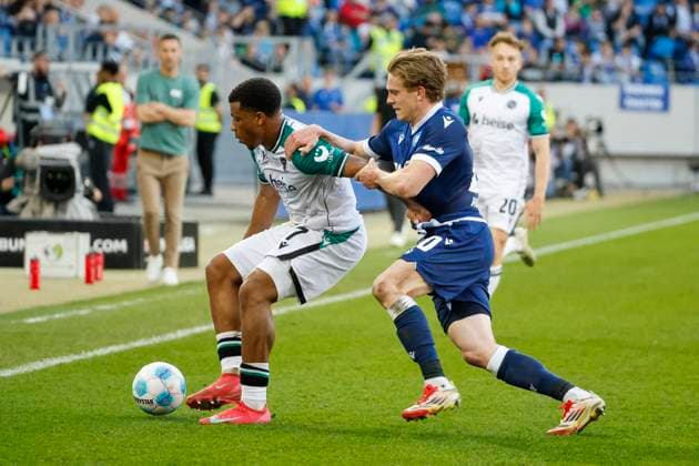 Jessic Ngankam Hannover 96, 07 and David Herold Karlsruher SC, 20 in duel , Germany, Soccer, 2 Bundesliga, Matchday, 2024 2025, Karlsruher SC vs Hannover 96, 04 04 2025, BBBank Wildpark, Karlsruhe, Germany DFL REGULATIONS PROHIBIT ANY USE OF PHOTOGRAPHS AS IMAGE SEQUENCES AND OR QUASI VIDEO Karlsruhe BBBank Wildpark Baden Württemberg Germany Copyright: xGrantxHubbsx