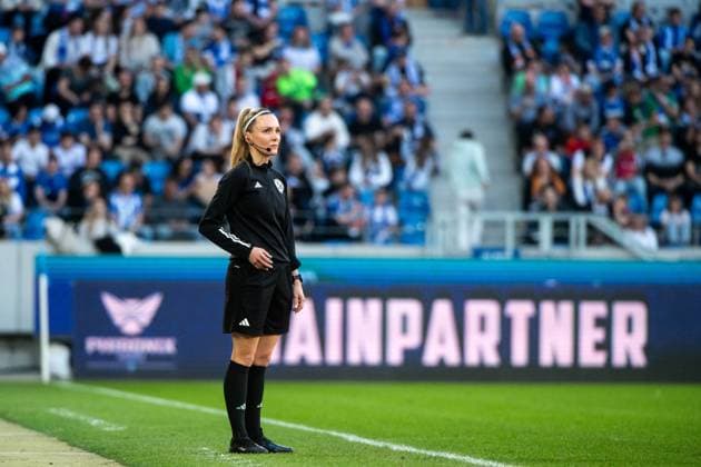 Fabienne Michel 4 Officials , GER, Karlsruher SC KSC vs Hannover 96 H96 , Soccer 2 Bundesliga, 28 Matchday, Season 2024 2025, 04 04 2025 DFB DFL regulations prohibit any use of photographs as image sequences and or quasi video GER, Karlsruher SC KSC vs Hannover 96 H96 , Soccer 2 Bundesliga, 28 Matchday, Season 2024 2025, 04 04 2025 Karlsruhe Copyright: xEibner-Pressefoto Memmlerx EP_MMR