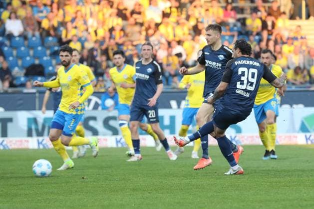 04 04 2025, xtgx, Soccer 2 Bundesliga, Eintracht Braunschweig SC Paderborn 07 emspor, v l Goal to 1 2 by Adriano Grimaldi Paderborn, 39 DFL DFB REGULATIONS PROHIBIT ANY USE OF PHOTOGRAPHS as IMAGE SEQUENCES and or QUASI VIDEO Braunschweig