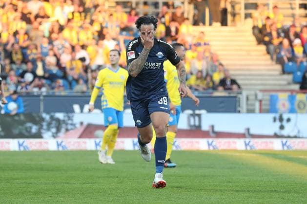 04 04 2025, xtgx, Soccer 2 Bundesliga, Eintracht Braunschweig SC Paderborn 07 emspor, v l jubilation after the 1 2 by Adriano Grimaldi Paderborn, 39 DFL DFB REGULATIONS PROHIBIT ANY USE OF PHOTOGRAPHS as IMAGE SEQUENCES and or QUASI VIDEO Braunschweig