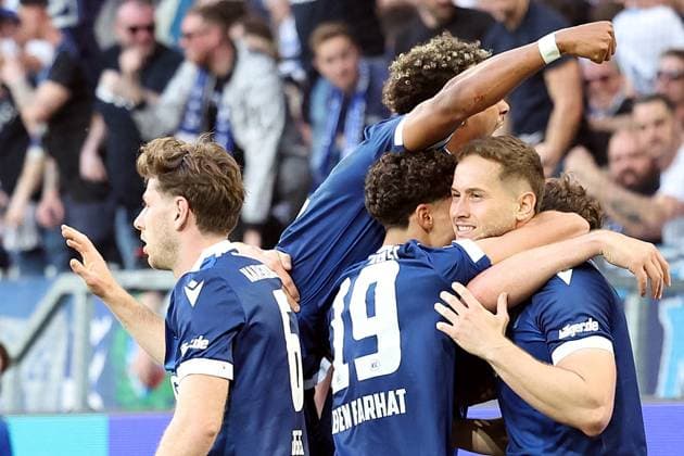04 04 2025, xrekx, Fußball 2 Bundesliga, Karlsruher SC Hannover 96 v l Torjubel nach dem Tor zum 1 0 celebrating the goal celebrate durch Christoph Kobald Karlsruher SC DFL DFB REGULATIONS PROHIBIT ANY USE OF PHOTOGRAPHS as IMAGE SEQUENCES and or QUASI VIDEO Karlsruhe