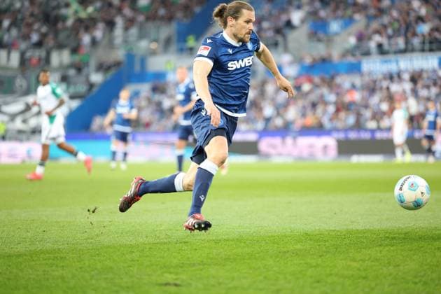 04 04 2025, xrekx, Soccer 2 Bundesliga, Karlsruher SC Hannover 96 v l Sebastian Jung Karlsruher SC DFL DFB REGULATIONS PROHIBIT ANY USE OF PHOTOGRAPHS as IMAGE SEQUENCES and or QUASI VIDEO Karlsruhe