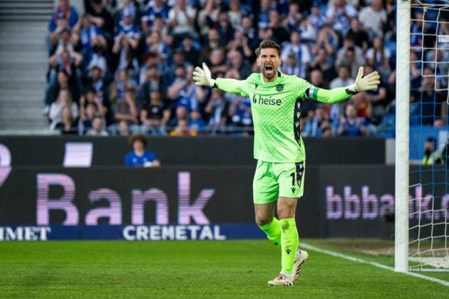 Ron Robert Zieler Hannover 96, 01 gesticulates and complains, GER, Karlsruher SC KSC vs Hannover 96 H96 , Soccer 2 Bundesliga, 28 Matchday, Season 2024 2025, 04 04 2025 DFB DFL regulations prohibit any use of photographs as image sequences and or quasi video GER, Karlsruher SC KSC vs Hannover 96 H96 , Soccer 2 Bundesliga, 28 Matchday, Season 2024 2025, 04 04 2025 Karlsruhe Copyright: xEibner-Pressefoto Memmlerx EP_MMR