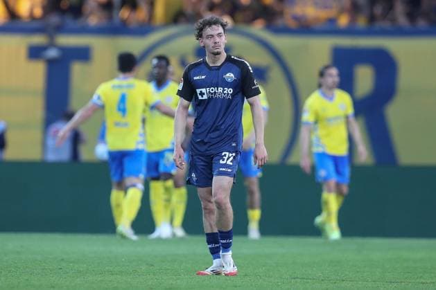 04 04 2025, xtgx, Fußball 2 Bundesliga, Eintracht Braunschweig SC Paderborn 07 emspor, v l Aaron Zehnter Paderborn, 32 enttaeuscht, schaut enttaeuscht, niedergeschlagen, disappointed DFL DFB REGULATIONS PROHIBIT ANY USE OF PHOTOGRAPHS as IMAGE SEQUENCES and or QUASI VIDEO Braunschweig