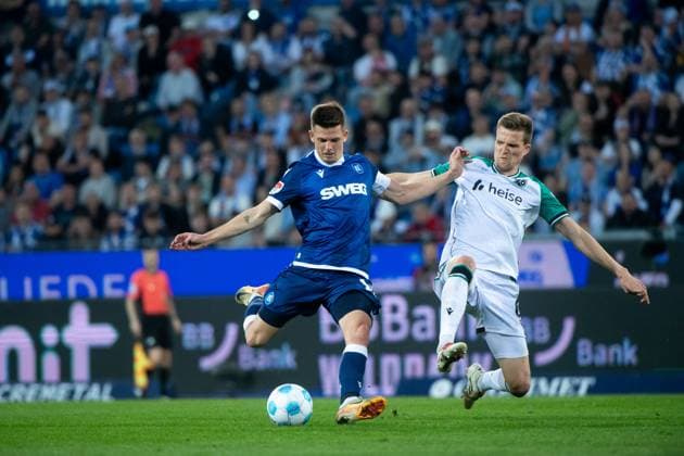 Marvin Wanitzek Karlsruher SC, 10 in duel with Fabian Kunze Hannover 96, 06 , GER, Karlsruher SC KSC vs Hannover 96 H96 , Soccer 2 Bundesliga, 28 Matchday, Season 2024 2025, 04 04 2025 DFB DFL regulations prohibit any use of photographs as image sequences and or quasi video GER, Karlsruher SC KSC vs Hannover 96 H96 , Soccer 2 Bundesliga, 28 Matchday, Season 2024 2025, 04 04 2025 Karlsruhe Copyright: xEibner-Pressefoto Memmlerx EP_MMR